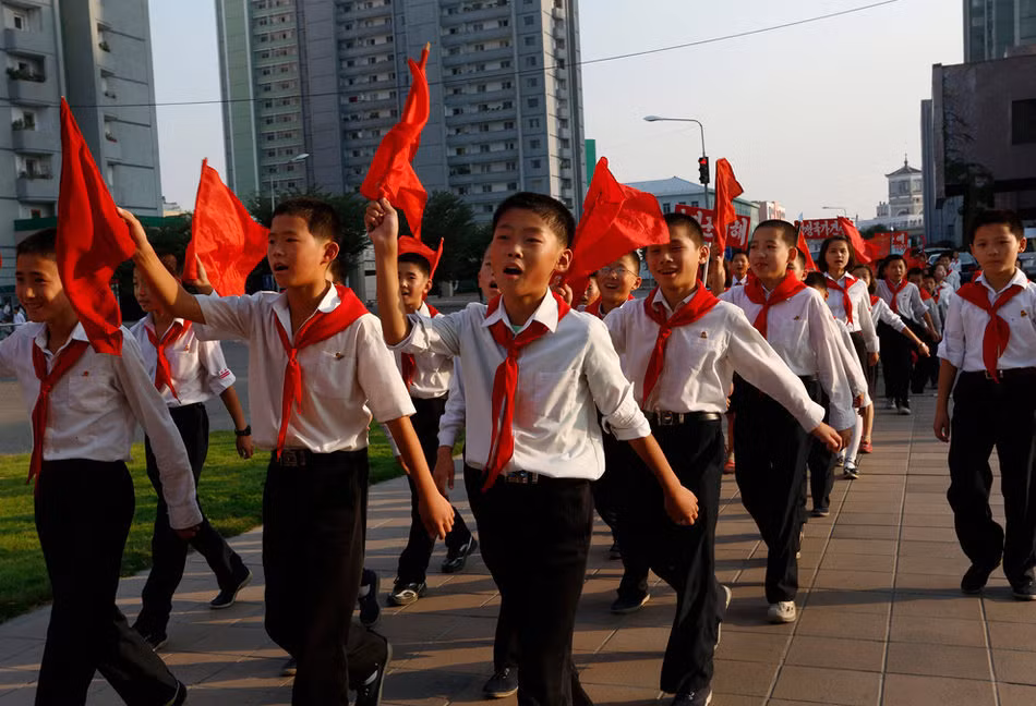 Học sinh Bắc Triều Tiên đồng phục quần đen, áo trắng quàng khăn đỏ Học sinh Bắc Triều Tiên đồng phục quần đen, áo trắng quàng khăn đỏ