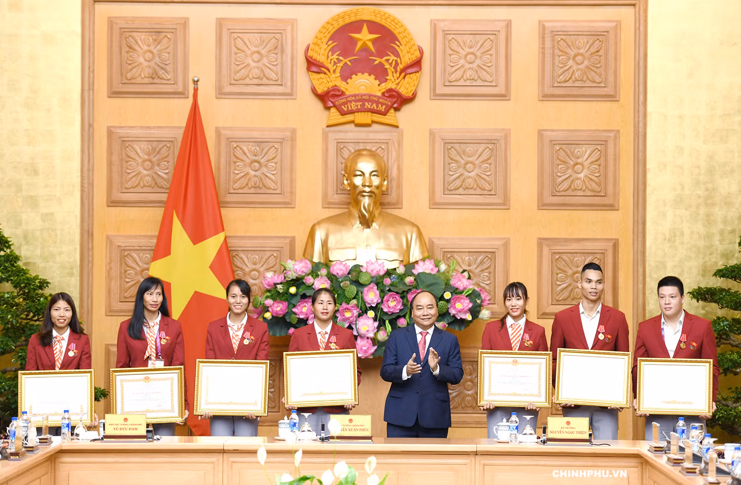 Thủ tướng trao Huân chương Lao động hạng Ba cho các vận động viên xuất sắc. (Ảnh: VGP)