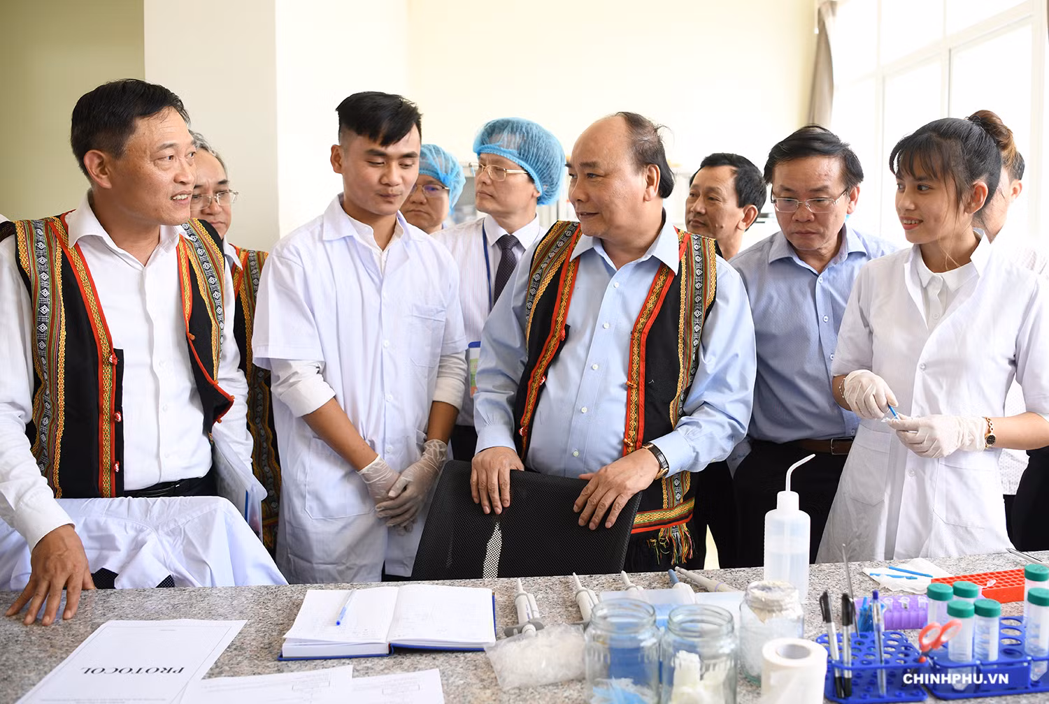 Thủ tướng tham quan trung tâm. (Ảnh: VGP)