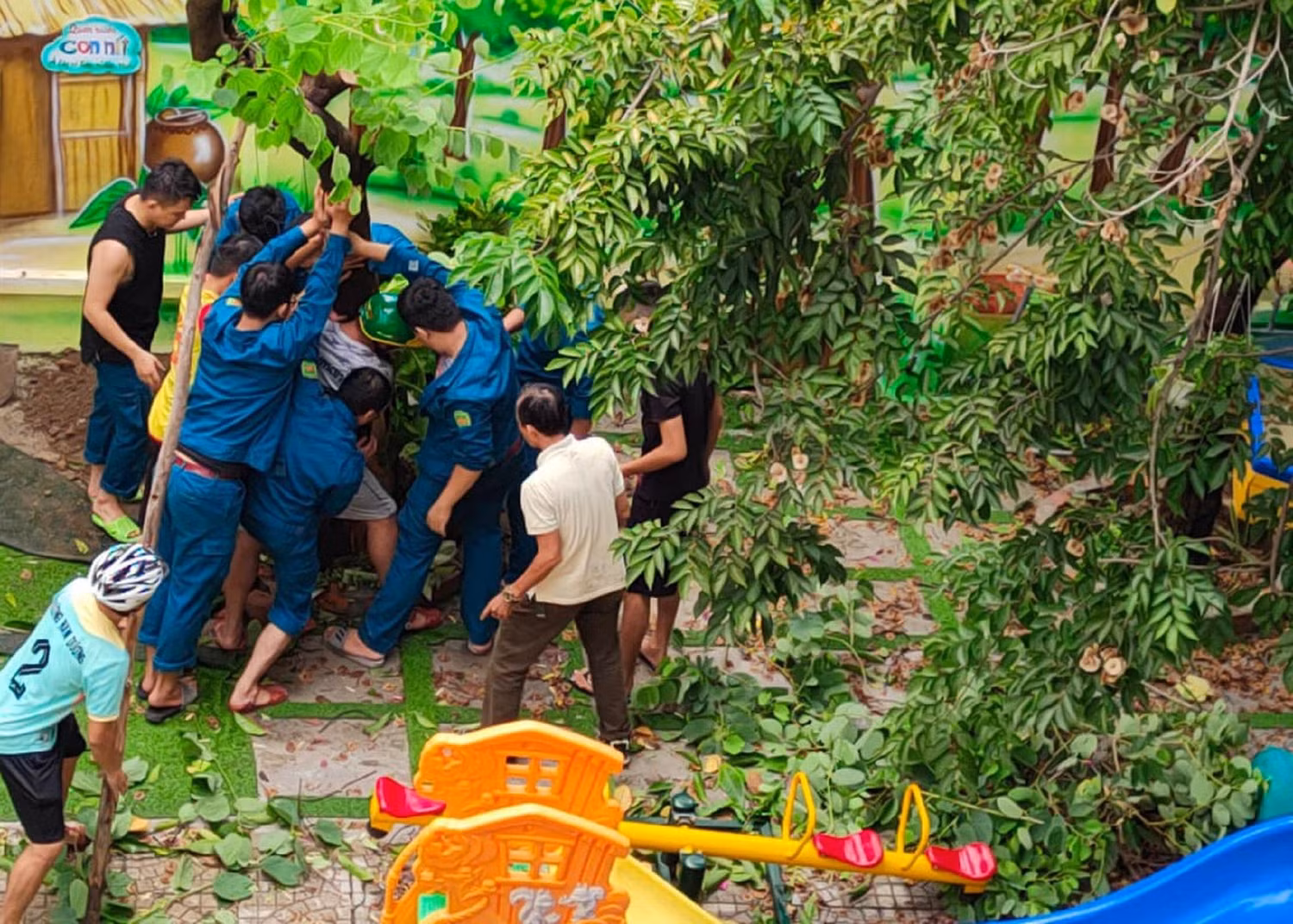 Lực lượng dân quân cùng với các cô giáo ở Trường mầm non Hoa Ngọc Lan (quận Hải Châu, Đà Nẵng) khắc phục hậu quả bão số 4, dọn dẹp trường lớp để đón học sinh. Ảnh: TT