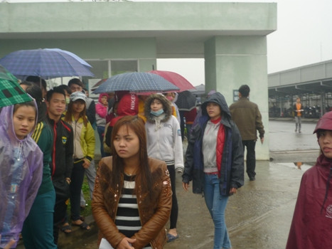Hàng trăm công nhân tại Nhà máy Hanosimex Hà Nam "vây" trụ sở nhà máy vào chiều ngày 6 và sáng 7/3/2015. (Ảnh: Duy Phong-Trần Việt).