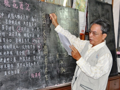 Học viên” kiêm“thầy giáo” miệt mài, tâm huyết trong giờ lên lớp. Ảnh: Nguyễn Huy.