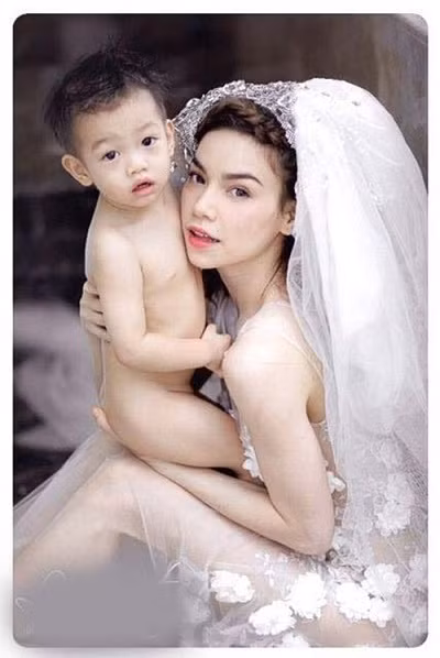 Subeo bên mẹ Hà Hồ. Subeo bên mẹ Hà Hồ.
