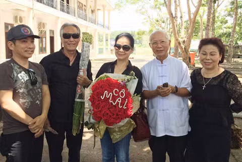 Ca sĩ Quang Thành (ngoài cùng bên trái).
