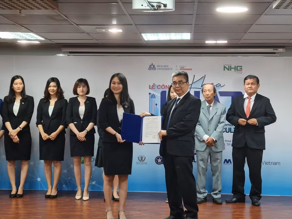 Phó Giáo sư Nguyễn Ngọc Điện trao quyết định thành lập Khoa Luật cho lãnh đạo khoa (ảnh: P.L) Phó Giáo sư Nguyễn Ngọc Điện trao quyết định thành lập Khoa Luật cho lãnh đạo khoa (ảnh: P.L)