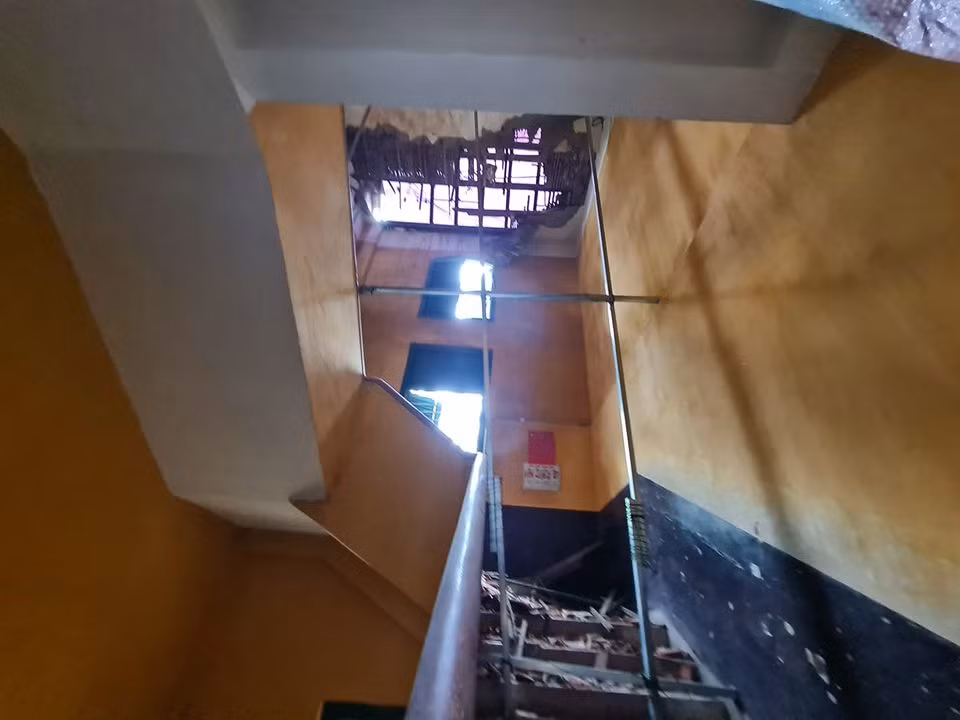 Nhánh cây rơi làm sụp bể mái ngói 1 khu của nhà trường (ảnh: P.L) Nhánh cây rơi làm sụp bể mái ngói 1 khu của nhà trường (ảnh: P.L)