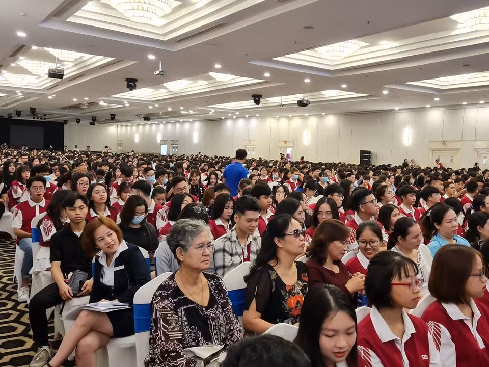 Hơn 2.300 tân sinh viên của HIU tham dự lễ khai giảng năm học mới (Ảnh: P.L)
