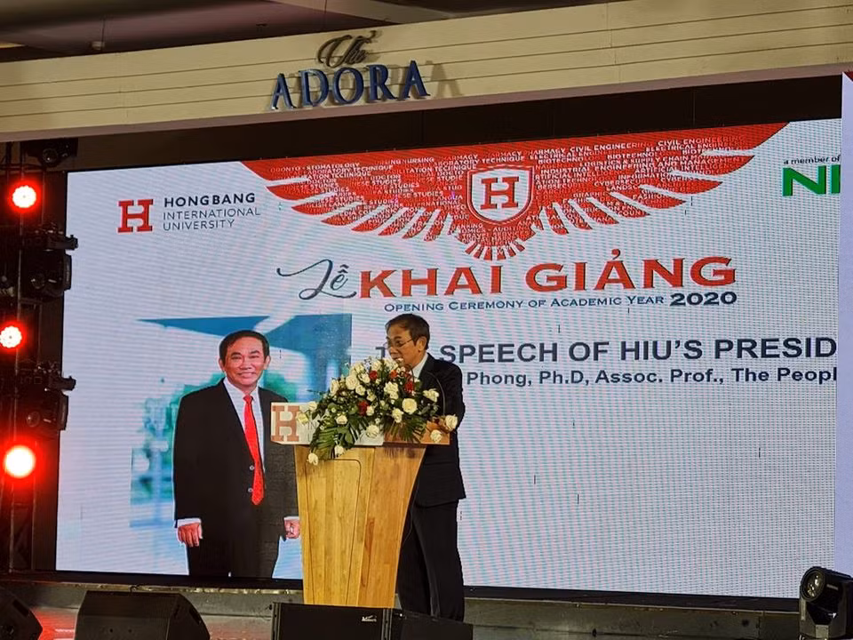 Phó Giáo sư Hồ Thanh Phong - Hiệu trưởng phát biểu tại lễ khai giảng (ảnh: P.L)