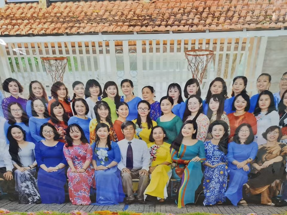 Thầy Hùng và tập thể sư phạm trường tiểu học Mê Linh (ảnh chụp lại của trường)