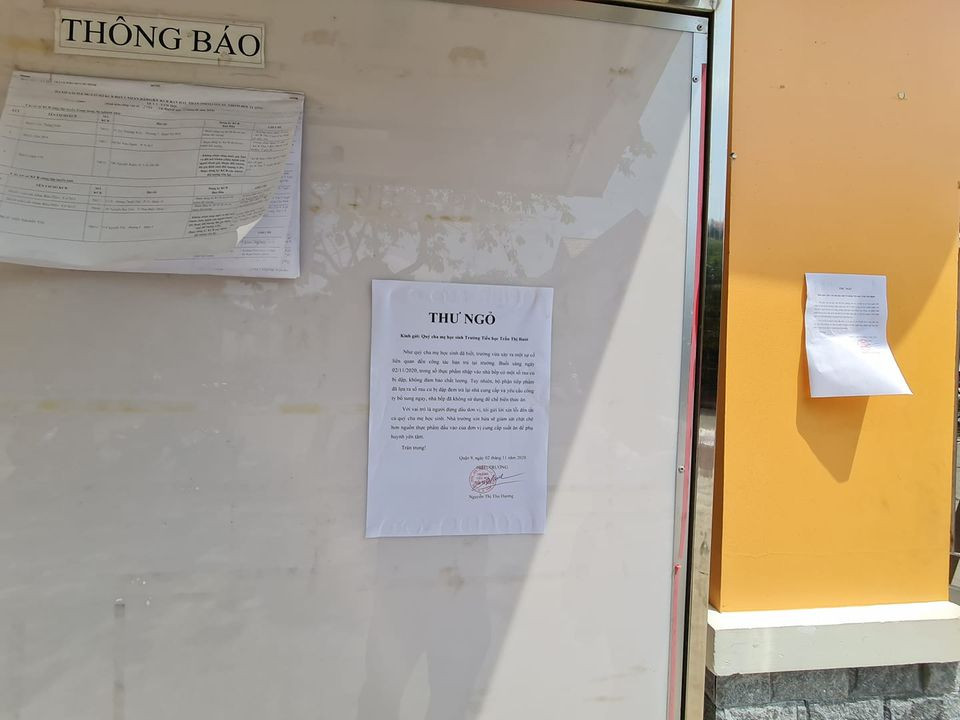 Thư ngỏ, nội dung xin lỗi của nhà trường đã được dán công khai trước cổng (ảnh: P.L)