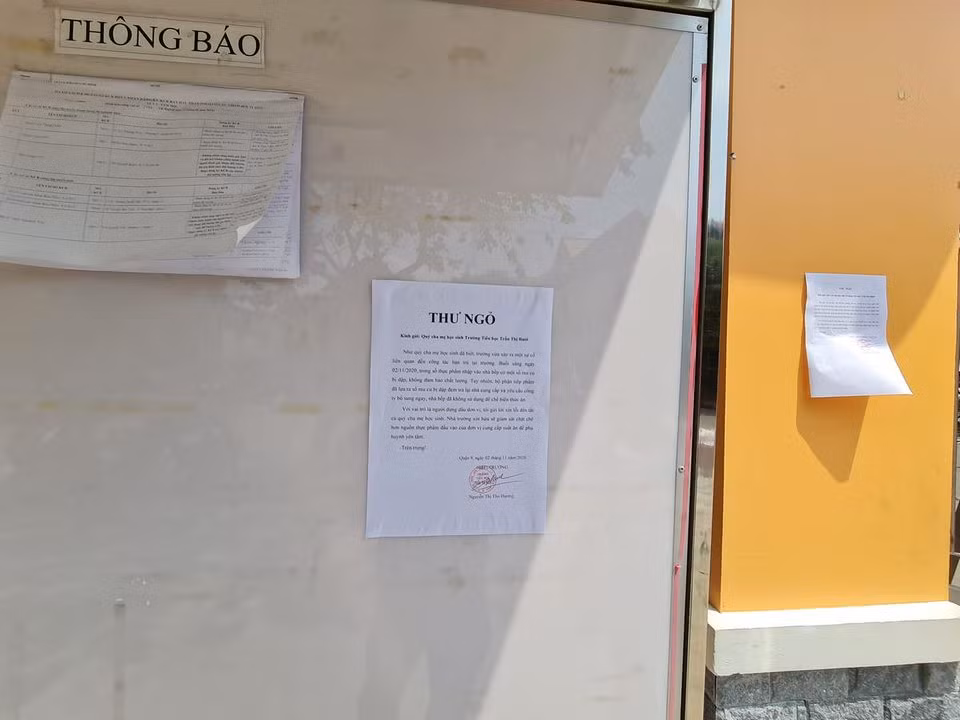 Thư ngỏ, nội dung xin lỗi của nhà trường đã được dán công khai trước cổng (ảnh: P.L)