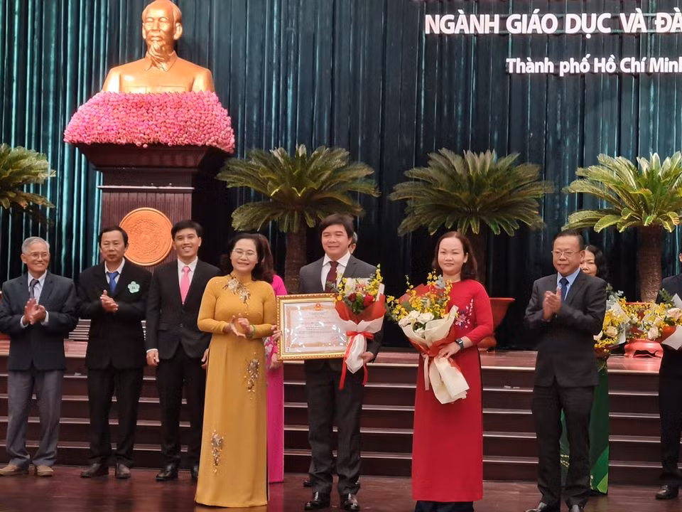 Trao tặng Huân chương Lao động hạng Nhì của Chủ tịch nước cho trường Phú Nhuận (Ảnh: P.L)