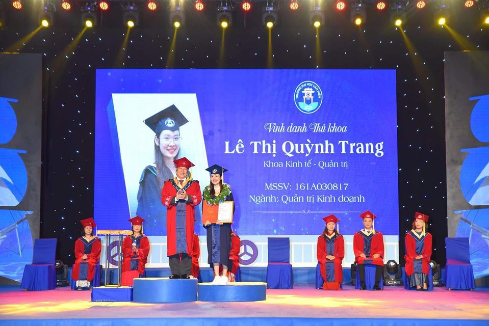 Hiệu trưởng trao bằng tốt nghiệp cho thủ khoa đầu ra của trường Đại học Văn Hiến (ảnh: CTV)