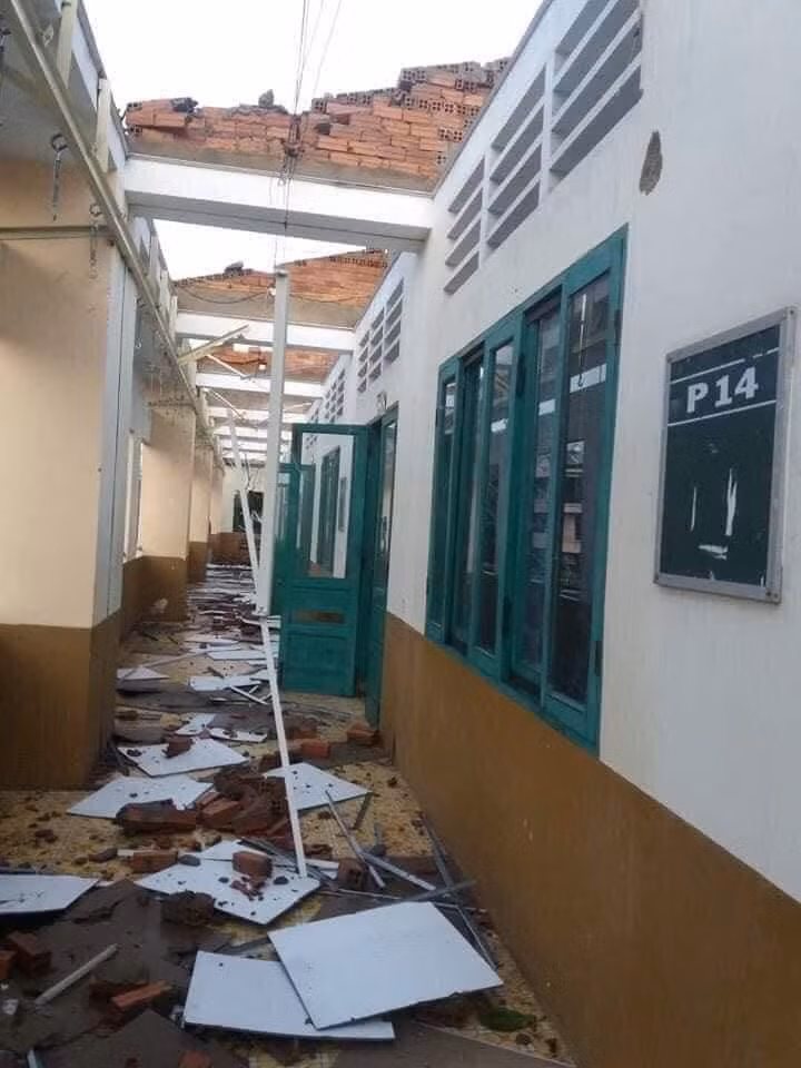 Hàng loạt phòng học ở trường trung học phổ thông Bình Phú, quận 6 bị tốc mái (ảnh: CTV) Hàng loạt phòng học ở trường trung học phổ thông Bình Phú, quận 6 bị tốc mái (ảnh: CTV)