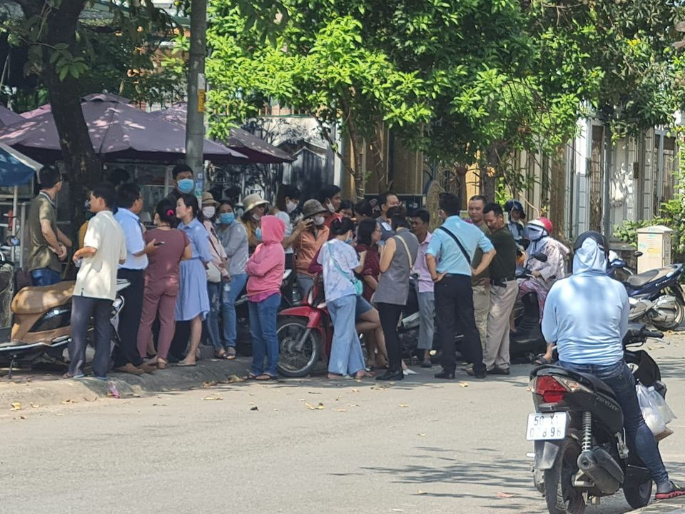 Cả trăm phụ huynh vây kín trước cổng trường để bàn tán về sự việc bữa ăn trưa của học sinh (Ảnh: P.L)