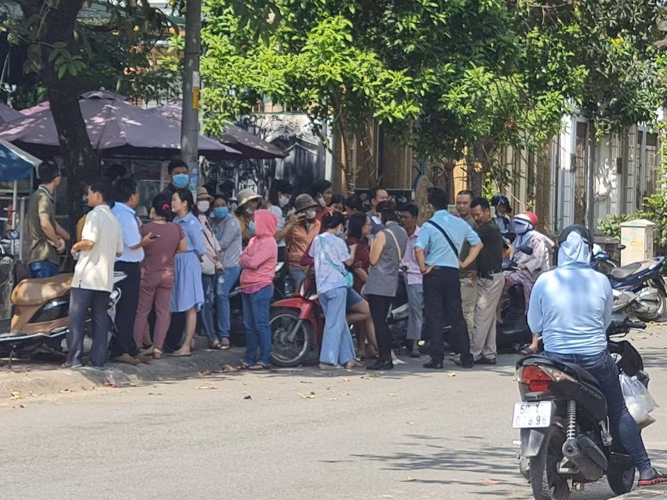 Cả trăm phụ huynh vây kín trước cổng trường để bàn tán về sự việc bữa ăn trưa của học sinh (Ảnh: P.L)