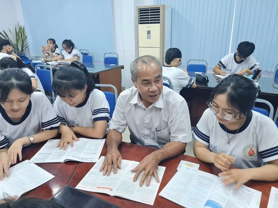 Thầy Dư Quốc Đạt "truyền lửa" đam mê học Toán cho nhiều thế hệ học trò (ảnh: P.L)