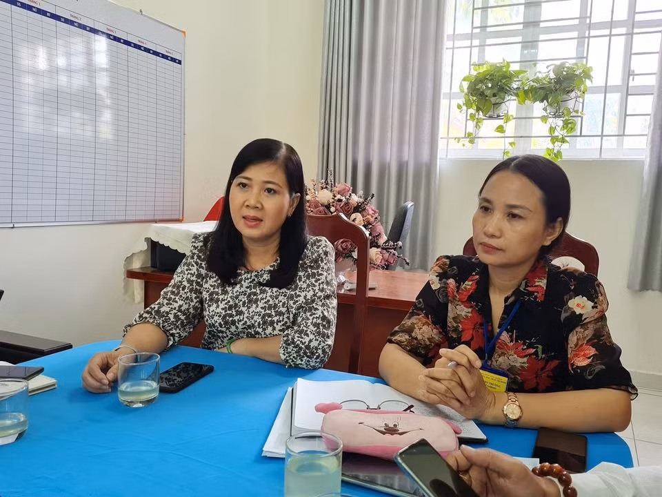 Bà Nguyễn Thị Thu Hiền và hiệu trưởng nhà trường gặp gỡ báo chí trưa 3/11 (Ảnh: P.L)