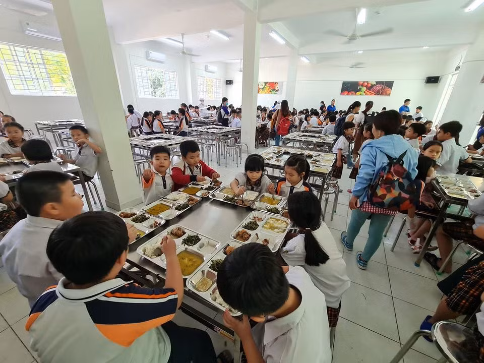 Một bữa ăn trưa của học sinh trường tiểu học Trần Thị Bưởi, quận 9 (ảnh: P.L)