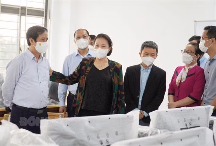Nguyên Chủ tịch Quốc hội Nguyễn Thị Kim Ngân và Bộ trưởng Bộ Giáo dục và Đào tạo Nguyễn Kim Sơn thăm Trường Trung học cơ sở Châu Hòa (Giồng Trôm, Bến Tre). Ảnh: nguồn Bộ Giáo dục và Đào tạo Nguyên Chủ tịch Quốc hội Nguyễn Thị Kim Ngân và Bộ trưởng Bộ Giáo dục và Đào tạo Nguyễn Kim Sơn thăm Trường Trung học cơ sở Châu Hòa (Giồng Trôm, Bến Tre). Ảnh: nguồn Bộ Giáo dục và Đào tạo