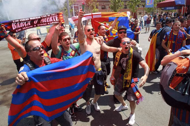 CĐV Barca cũng phô trương lực lượng.