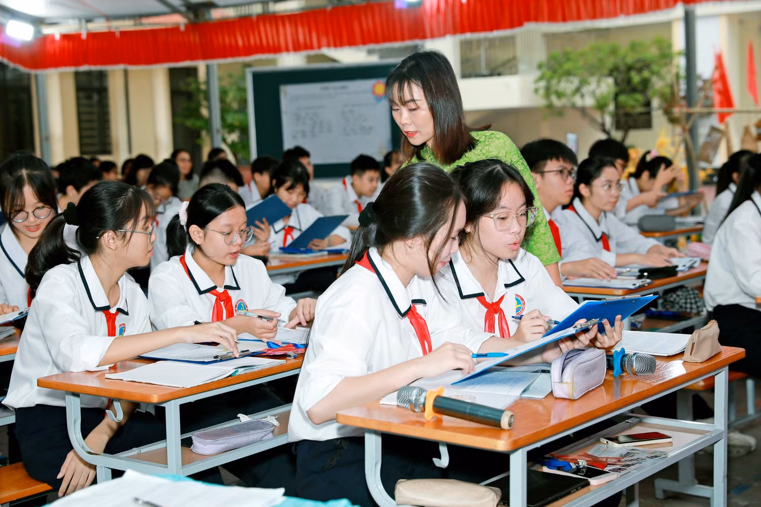 Cô giáo Đào Xuân Tâm dạy tiết minh hoạ có phong thái tự tin, kết nối được phương pháp kỹ thuật dạy học hiệu quả (Ảnh: MH) Cô giáo Đào Xuân Tâm dạy tiết minh hoạ có phong thái tự tin, kết nối được phương pháp kỹ thuật dạy học hiệu quả (Ảnh: MH)