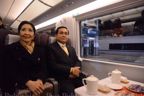 Vợ chồng Thủ tướng Thái Lan trải nghiệm dịch vụ đường sắt cao tốc Trung Quốc trong một chuyến thăm Bắc Kinh năm 2014. Ảnh: news.hexun.com. Vợ chồng Thủ tướng Thái Lan trải nghiệm dịch vụ đường sắt cao tốc Trung Quốc trong một chuyến thăm Bắc Kinh năm 2014. Ảnh: news.hexun.com.