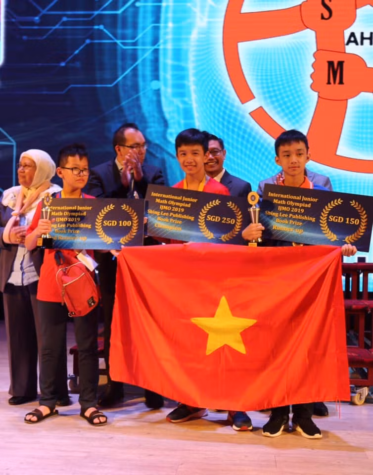Em Nguyễn Viết Quang (đứng giữa) vừa giành huy chương Vàng cuộc thi IJMO (Ảnh: nhà trường cung cấp)