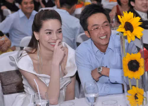 Cô cho biết thêm: “Chúng tôi cãi nhau thường xuyên vì Cường chiều con quá, còn tôi lại cứng rắn và ngăn nắp. Subeo luôn thích theo ba vì đi với ba, bé chỉ toàn được nghe những lời ngọt ngào. Nhưng không sao cả, tôi luôn có cách “trị” cả hai cha con mặc dù đôi khi cũng… thất bại. Nhưng dù thế nào, tôi vẫn muốn dạy con mình luôn biết đối diện với sự thật trong mọi hoàn cảnh” (Theo Mẹ Yêu Bé) Cô cho biết thêm: “Chúng tôi cãi nhau thường xuyên vì Cường chiều con quá, còn tôi lại cứng rắn và ngăn nắp. Subeo luôn thích theo ba vì đi với ba, bé chỉ toàn được nghe những lời ngọt ngào. Nhưng không sao cả, tôi luôn có cách “trị” cả hai cha con mặc dù đôi khi cũng… thất bại. Nhưng dù thế nào, tôi vẫn muốn dạy con mình luôn biết đối diện với sự thật trong mọi hoàn cảnh” (Theo Mẹ Yêu Bé)