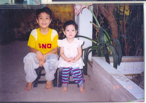 Khi Tuấn 8 tuổi, cậu chụp với em gái dễ thương. So với bây giờ, hoàng tử The Voice có nhiều nét khác với hồi còn bé.