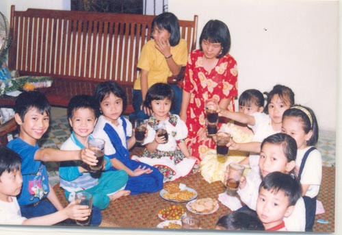 Sinh nhật của Tuấn được bố mẹ chuẩn bị đơn giản tại nhà nhưng ấm áp. Những bạn bè, anh chị trong xóm cũng đến chúc mừng cậu.