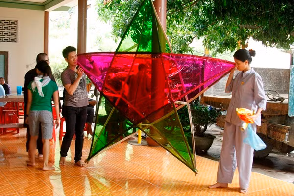 Tại đây, Trang Trần đã cùng với các nhà hảo tâm cùng nhau tự tay làm một chiếc lồng đèn khổng lồ để trang trí cho đêm Trung Thu của các em học sinh người dân tộc. (Theo Kênh 14) Tại đây, Trang Trần đã cùng với các nhà hảo tâm cùng nhau tự tay làm một chiếc lồng đèn khổng lồ để trang trí cho đêm Trung Thu của các em học sinh người dân tộc. (Theo Kênh 14)