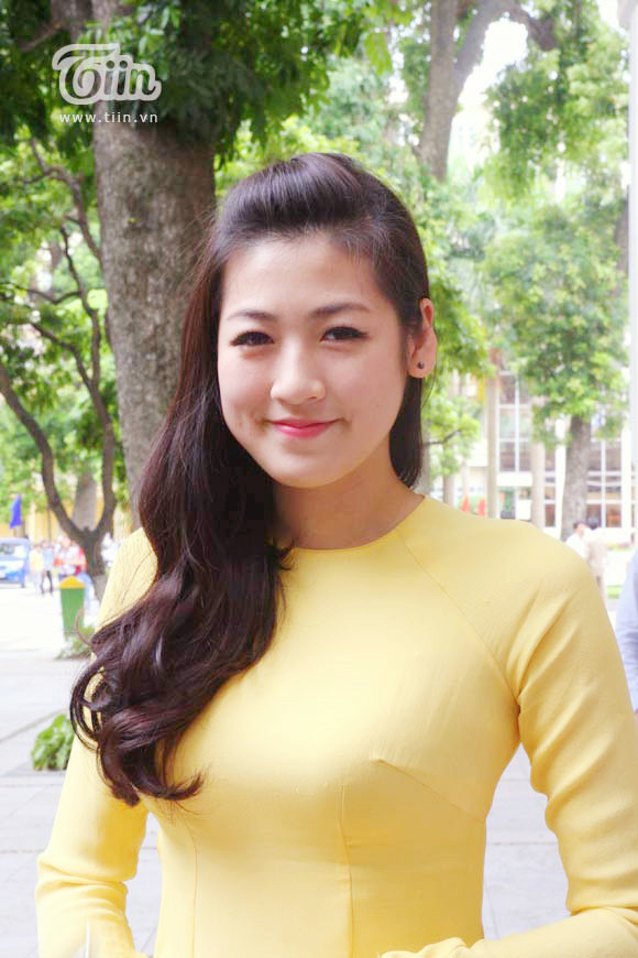 Sáng 14/9, Á hậu Việt Nam 2012 Dương Tú Anh đã tham gia lễ khai giảng năm học mới của trường Học viện Báo chí và Tuyên truyền cùng với các sinh viên khác trong trường.