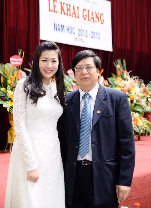Buổi khai giảng của trường năm nay bỗng trở nên đặc biệt hơn khi các thầy cô và học sinh trường PTTH Kim Liên rất hứng khởi chào đón cô trò cũ của trường, tân Á khôi 1 Hoa hậu Việt Nam 2012 cũng đến tham dự.(Theo 24h) Buổi khai giảng của trường năm nay bỗng trở nên đặc biệt hơn khi các thầy cô và học sinh trường PTTH Kim Liên rất hứng khởi chào đón cô trò cũ của trường, tân Á khôi 1 Hoa hậu Việt Nam 2012 cũng đến tham dự.(Theo 24h)