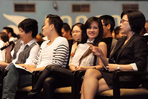 Vòng tròn của Hồng Nhung và êkíp đã trượt giải Cống Hiến trong thời gian chị đi nước ngoài sinh con. Lần này, nữ ca sĩ được "đền bù" với niềm vui ở giải thưởng mới.