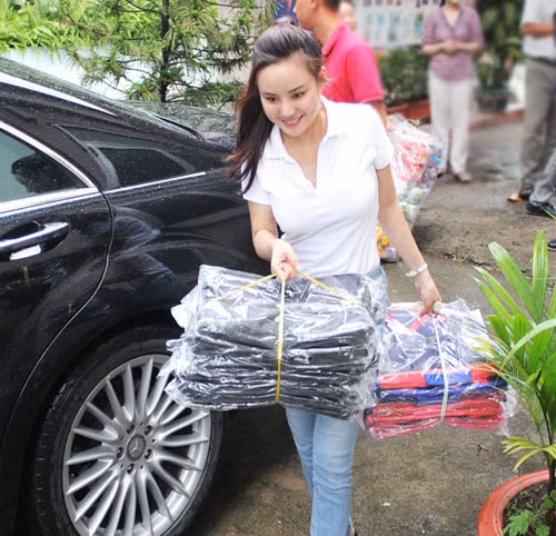 Vừa trở về TP HCM sau chuyến ra miền Trung tham dự lễ hội khinh khí cầu Việt Nam, ca sĩ - diễn viên Vy Oanh ngay lập tức tổ chức chuyến đi thăm và tặng quà cho các em thiếu nhi ở trung tâm nuôi dưỡng và bảo trợ trẻ em Tam Bình (quận Thủ Đức, TP HCM). Vừa trở về TP HCM sau chuyến ra miền Trung tham dự lễ hội khinh khí cầu Việt Nam, ca sĩ - diễn viên Vy Oanh ngay lập tức tổ chức chuyến đi thăm và tặng quà cho các em thiếu nhi ở trung tâm nuôi dưỡng và bảo trợ trẻ em Tam Bình (quận Thủ Đức, TP HCM).