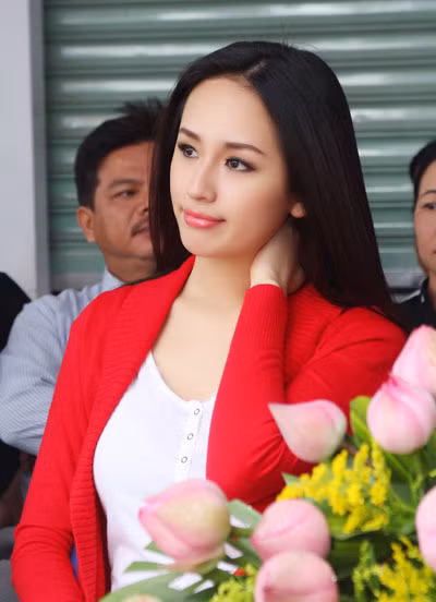 Mai Phương Thúy diện trang phục khá giản dị khi xuất hiện trong lễ khai giảng năm học mới của một trường THCS tại TP HCM.