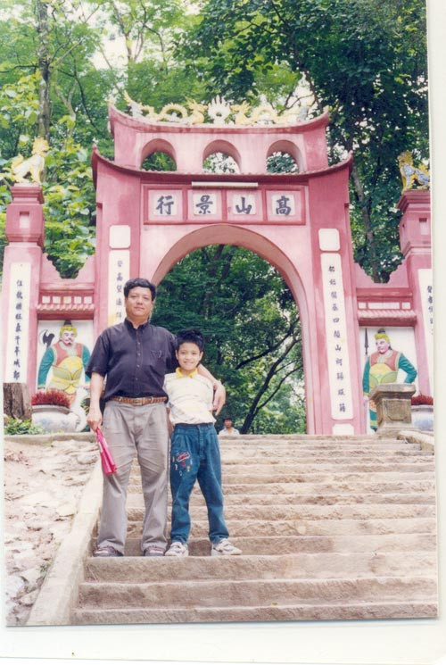 Bùi Anh Tuấn thăm đền Hùng.