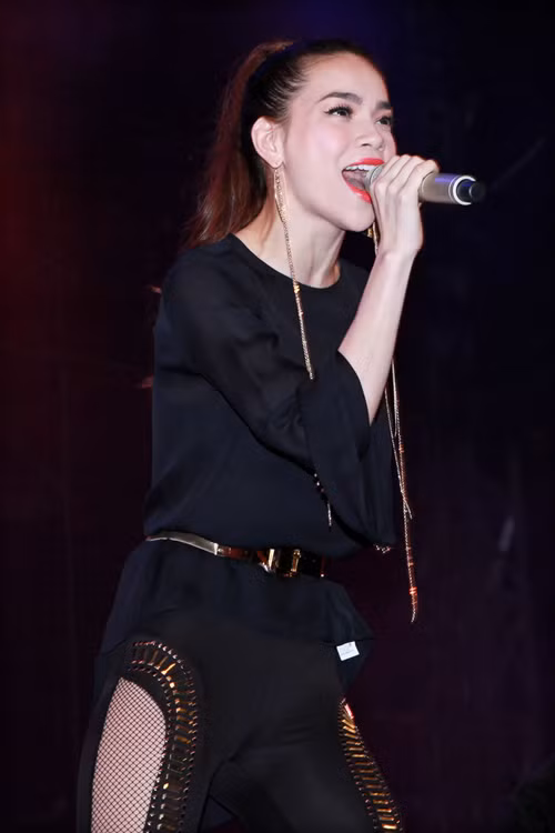Giám khảo xinh đẹp của "The Voice" thu hút khán giả không chỉ ở những ca khúc sôi động mà còn ở bộ trang phục phá cách chiến binh lạ lẫm.(Theo infonet)