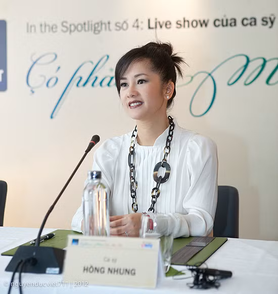 Hồng Nhung chia sẻ: "Sau nhiều năm mong đợi, đến nay tôi mới cảm nhận được hạnh phúc trọn vẹn của một người phụ nữ. Tôi nhìn lại những gì đã qua trong cuộc đời với một cái nhìn mới mẻ hơn, và cảm thấy mọi thứ xung quanh đều trở nên tươi đẹp.(Theo infonet) Hồng Nhung chia sẻ: "Sau nhiều năm mong đợi, đến nay tôi mới cảm nhận được hạnh phúc trọn vẹn của một người phụ nữ. Tôi nhìn lại những gì đã qua trong cuộc đời với một cái nhìn mới mẻ hơn, và cảm thấy mọi thứ xung quanh đều trở nên tươi đẹp.(Theo infonet)