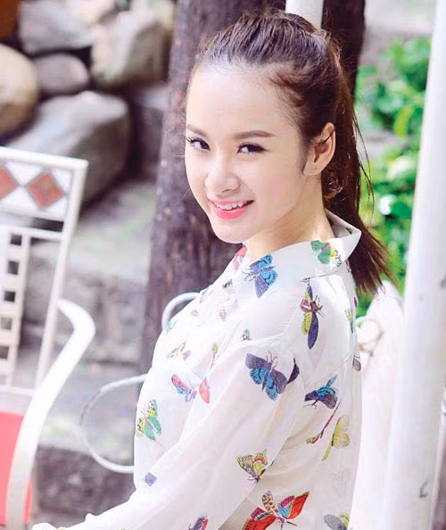 Cô cũng cho biết thêm: "Tuy tôi rất buồn khi bị mọi người nghĩ xấu, nhưng là người phụ nữ Việt Nam, tôi không bao giờ cho phép mình sống buông thả. Tôi phải ngoan và đang nỗ lực lấy lại hình ảnh để sau này còn lấy chồng"(Theo Tuổi trẻ Thủ đô)