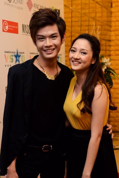 Búp bê Bảo Anh chụp hình cùng hot boy Đào Bá Lộc của đội Hồ Ngọc Hà.