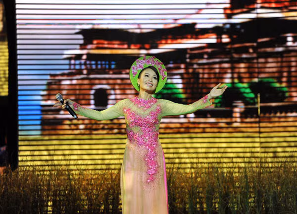 Sau các show "Tự tình quê hương" thành công trước đó, Cẩm Ly tiếp tục mang tiếng hát cống hiến cho khán giả với một chương trình được dàn dựng khá công phu. Do luyện tập vất vả trước đó một tháng nên ngay từ khúc mở màn, khán giả đã nhận thấy sức khỏe của nữ ca sĩ không được tốt thể hiện qua chất giọng. Tuy nhiên, cô vẫn hát rất nhiệt tình. Sau các show "Tự tình quê hương" thành công trước đó, Cẩm Ly tiếp tục mang tiếng hát cống hiến cho khán giả với một chương trình được dàn dựng khá công phu. Do luyện tập vất vả trước đó một tháng nên ngay từ khúc mở màn, khán giả đã nhận thấy sức khỏe của nữ ca sĩ không được tốt thể hiện qua chất giọng. Tuy nhiên, cô vẫn hát rất nhiệt tình.