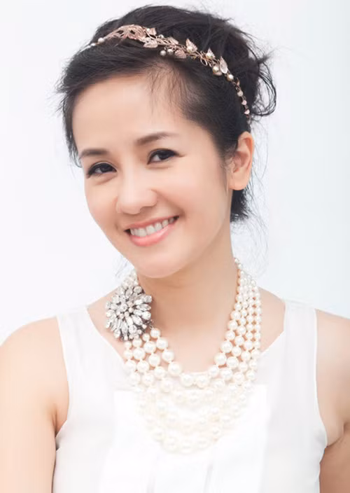Hồng Nhung chia sẻ cảm xúc khi có con: “Từ ngày làm mẹ, tôi tự thấy mình đã thay đổi nhiều, cảm giác nhẹ nhàng hơn với mọi việc xung quanh, với chính mình… Các con cũng cho tôi nhận thức mới về trách nhiệm sống của người mẹ, trọng trách lớn lao sẽ theo mình đến hết cuộc đời. Song, hơn tất cả, Tôm (tên bé trai – PV) và Tép (tên bé gái) cho tôi niềm hạnh phúc tôi chưa từng được hưởng, dạy cho tôi từng ngày hạnh phúc là giản dị và muôn màu đến thế nào!”
