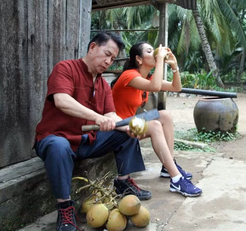 Hoàng My vui vẻ thưởng thức đặc sản của Bến Tre. Hoàng My vui vẻ thưởng thức đặc sản của Bến Tre.