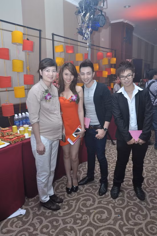 Tối 15.9, "bà bầu" Thúy Vinh đã cùng các học trò của mình tham gia một chương trình đấu giá từ thiện giúp đỡ trẻ em nghèo nhân dịp tết Trung thu.