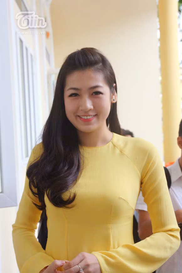 Diện trên mình chiếc áo dài truyền thống màu vàng, Dương Tú Anh vô cùng rạng rỡ và nổi bật giữa hàng trăm bạn bè có mặt tại khán phòng.(Theo Tiin) Diện trên mình chiếc áo dài truyền thống màu vàng, Dương Tú Anh vô cùng rạng rỡ và nổi bật giữa hàng trăm bạn bè có mặt tại khán phòng.(Theo Tiin)