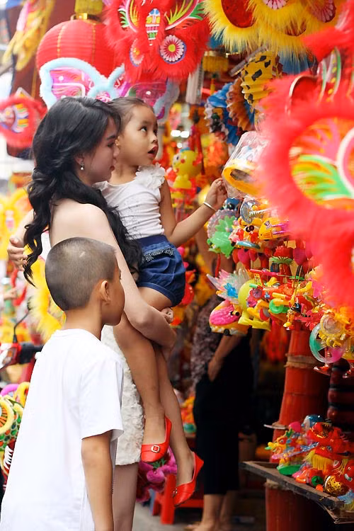 Cả hai người cháu của Ngọc Trinh đều có nét rất giống dì ruột. Đặc biệt cô cháu gái có đôi môi cong, ánh mắt xoe tròn và đôi má phúng phính rất giống với "nữ hoàng nội y".(Theo Tiin) Cả hai người cháu của Ngọc Trinh đều có nét rất giống dì ruột. Đặc biệt cô cháu gái có đôi môi cong, ánh mắt xoe tròn và đôi má phúng phính rất giống với "nữ hoàng nội y".(Theo Tiin)