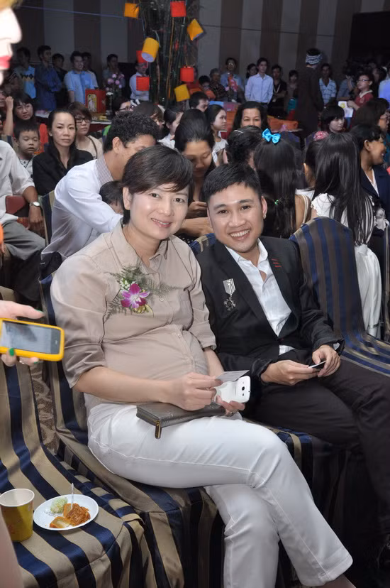 Mặc dù đã có bầu hơn 6 tháng, nhưng bà chủ Music Box vẫn trung thành với phong cách tomboy quen thuộc, áo sơ-mi kết hợp với quần tây, kèm theo một đôi giày thể thao bụi bặm.(Theo Xzone)