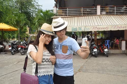 Cả Thái Trinh và Bùi Anh Tuấn đều được mời diễn trong một chương trình ở Vũng Tàu nhân dịp 2/9. Sau đêm diễn, cả hai dành một ngày nghỉ để đi chơi biển, dạo phố phường nơi đây.